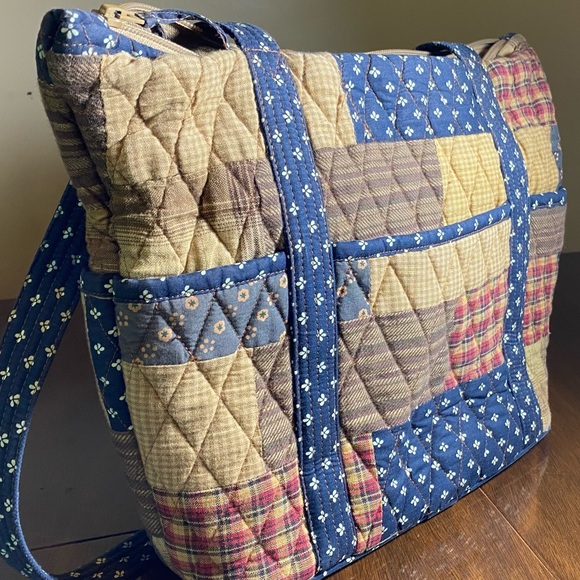 COPY - BELLA TAYLOR PATCH WORK AMERICAN FLAG PURSE. GREAT USED CONDITION - Picture 2 of 15